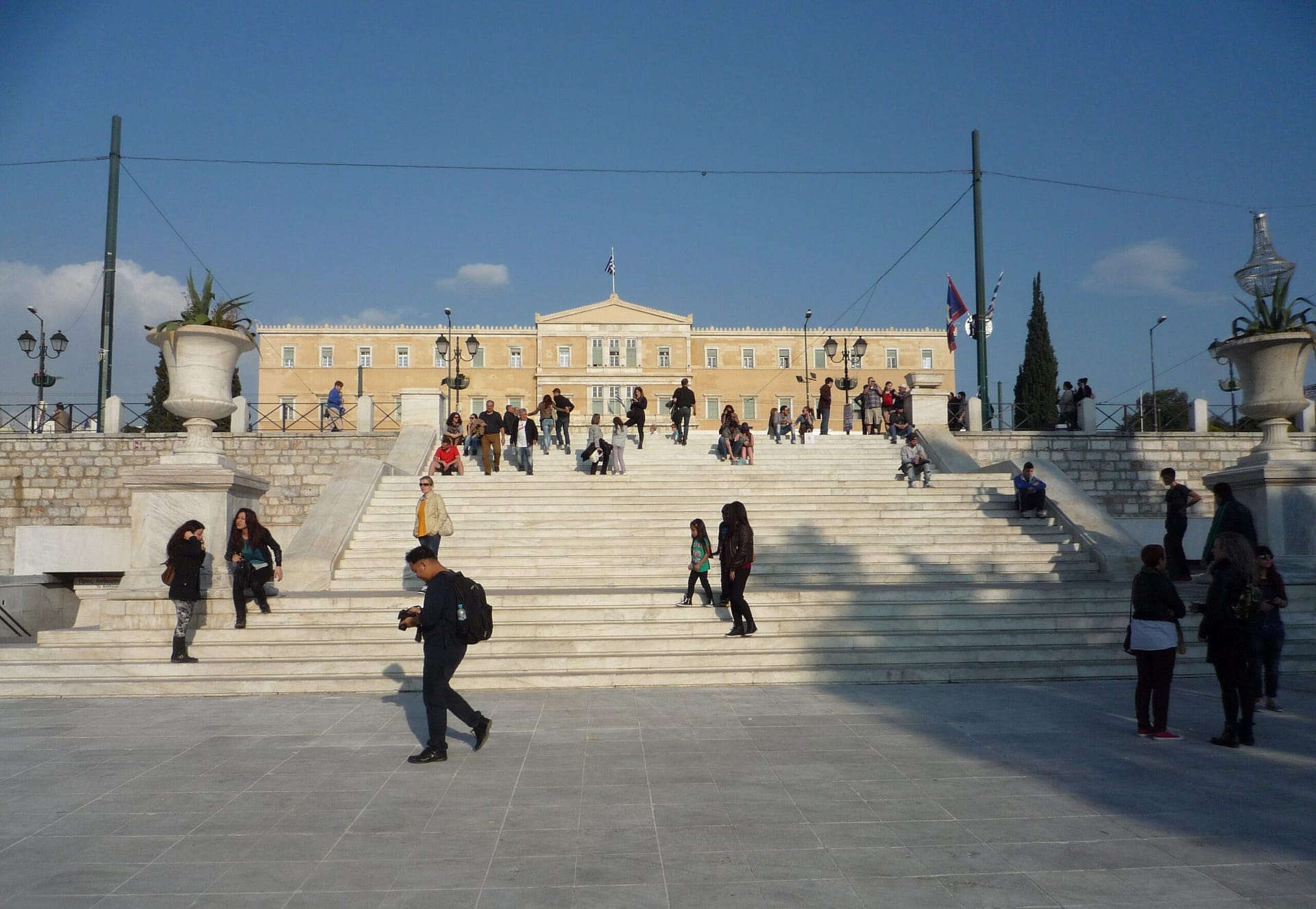 Place Syntagma à Athènes, escaliers menant au Parlement grec avec passants