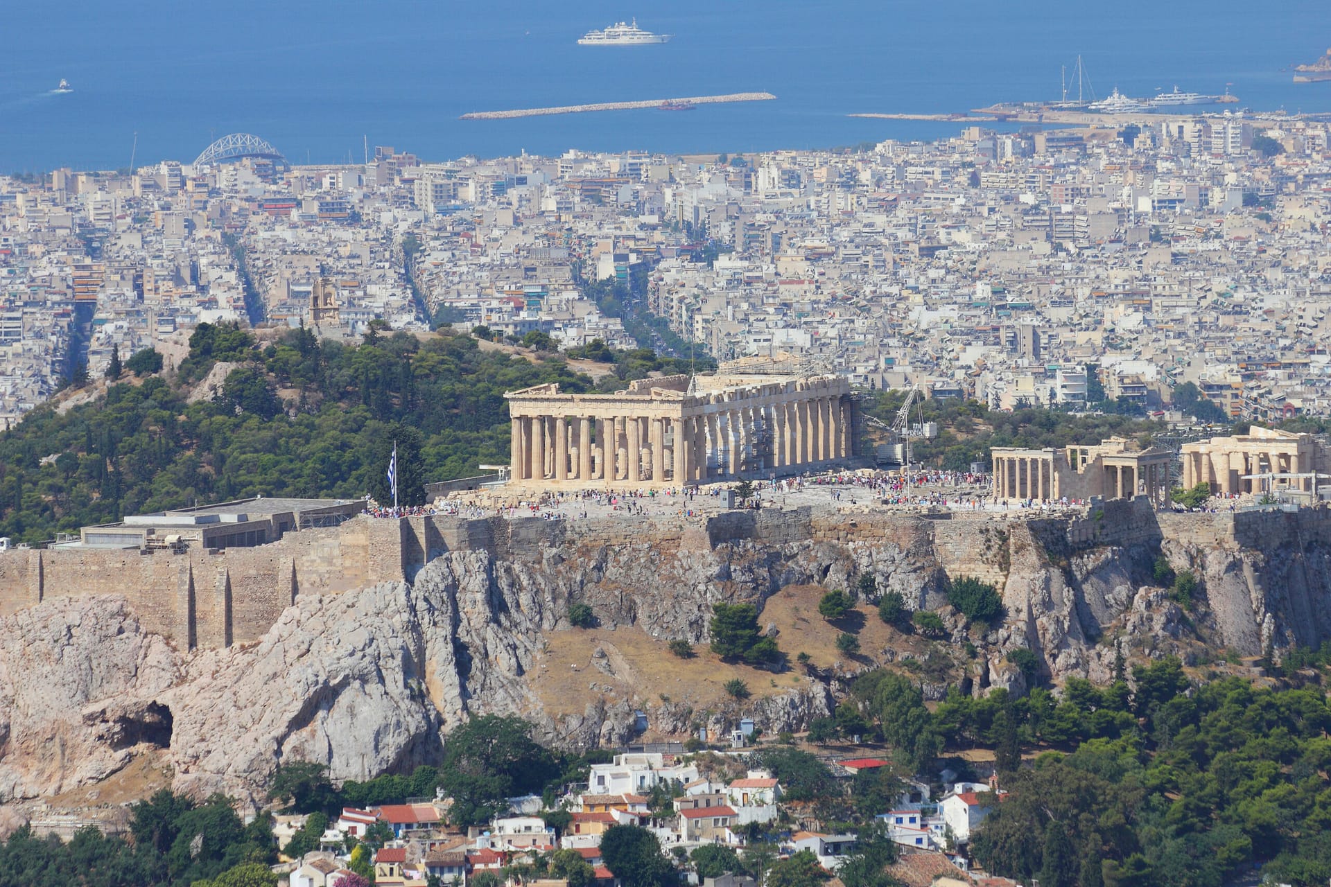 Vue panoramique de l’Acropole et du Parthénon depuis le mont Lycabette avec la mer au loin