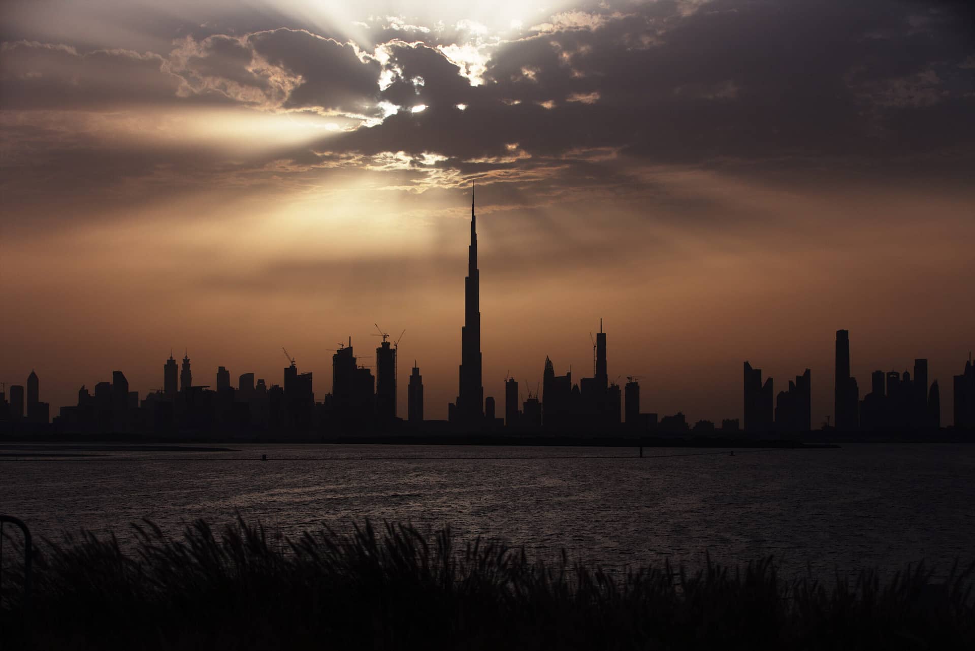 Burj Khalifa et skyline de Dubaï au crépuscule, vue sur Downtown et le Dubai Fountain
