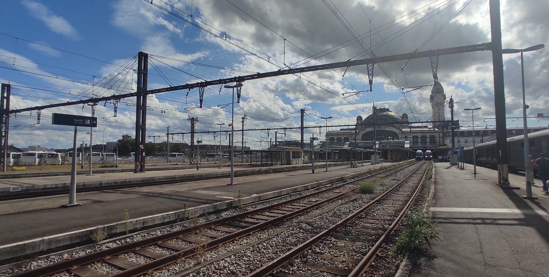 Gare des Bénédictins à Limoges avec campanile et verrière, vue depuis les voies