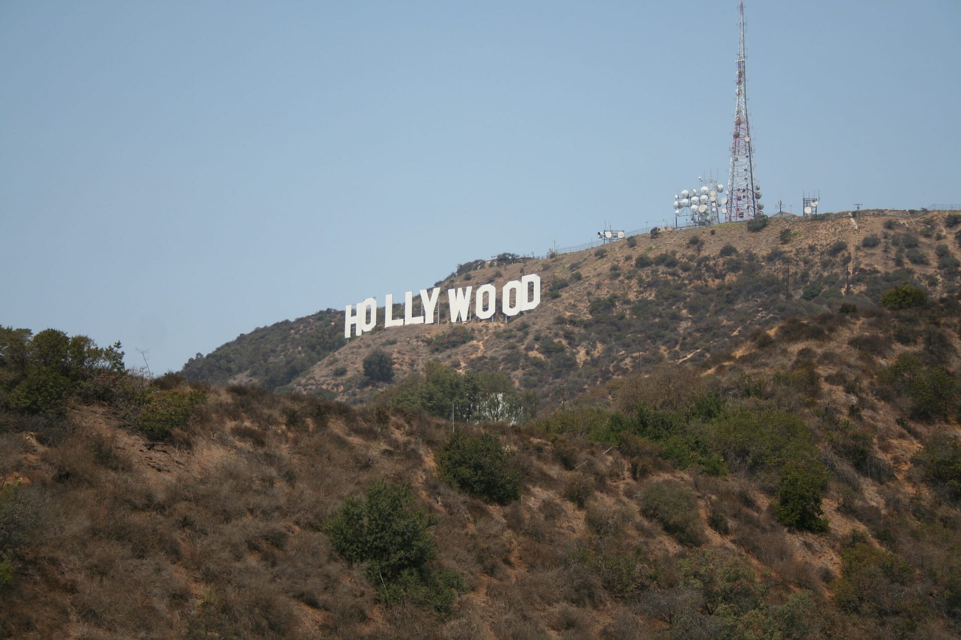 Le Hollywood Sign sur les collines au-dessus de Los Angeles, antennes et maquis californien