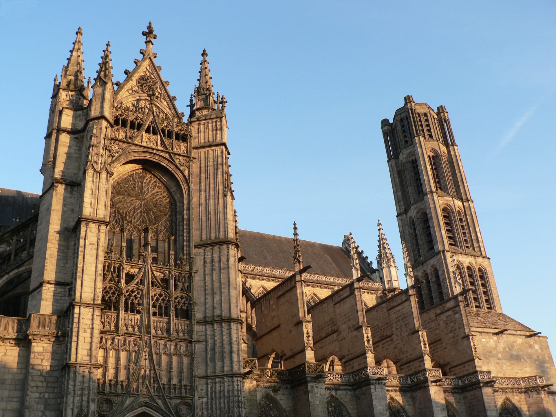 Façade gothique et clocher de la cathédrale Saint-Étienne de Limoges au soleil couchant