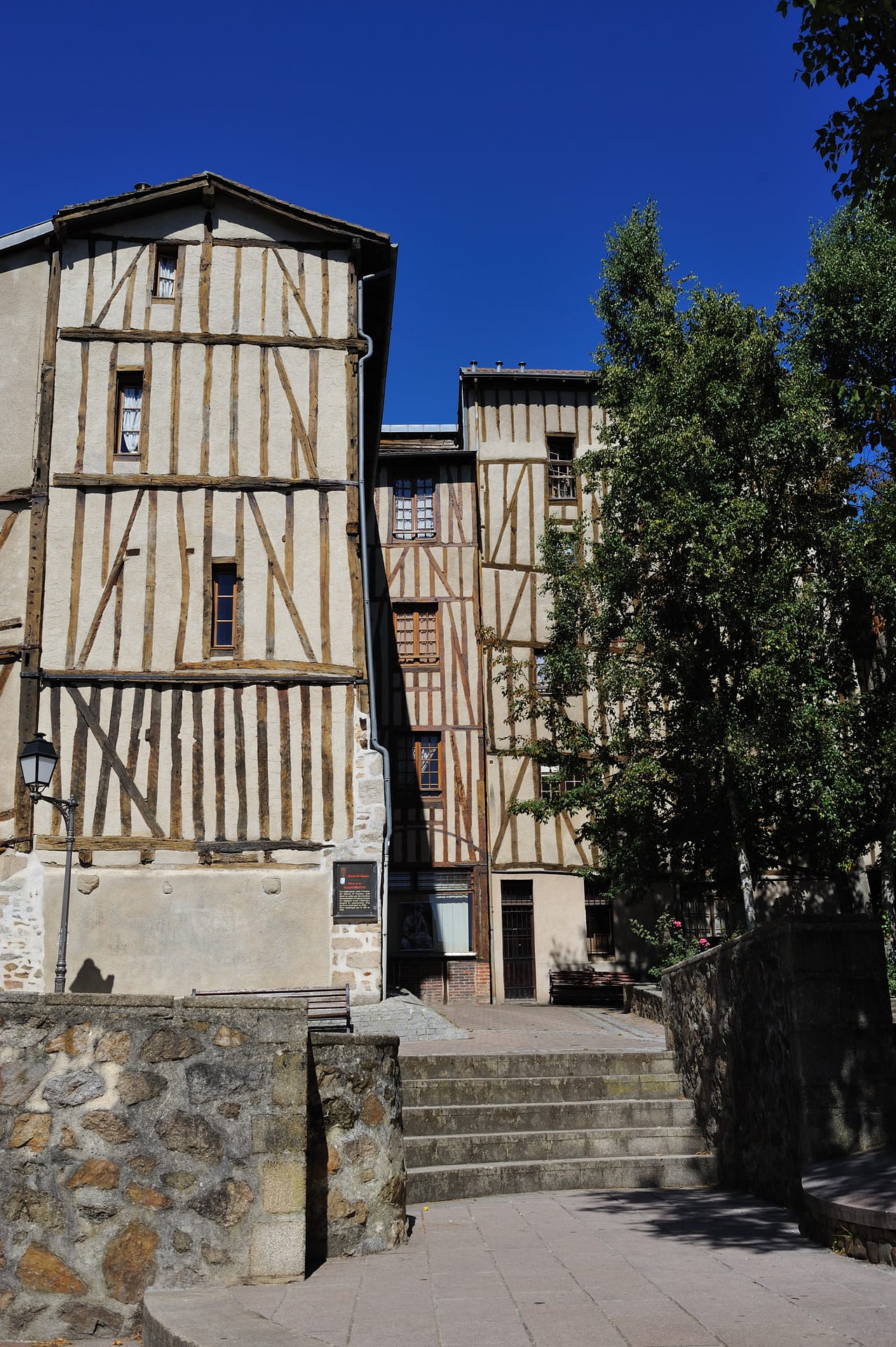 Maisons à pans de bois du quartier de la Boucherie à Limoges, place et escalier