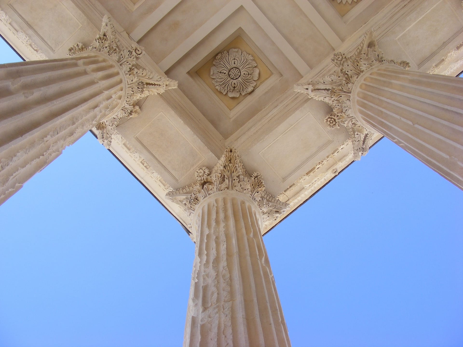 Maison Carrée de Nîmes, temple romain classé UNESCO vue sous les chapiteaux corinthiens