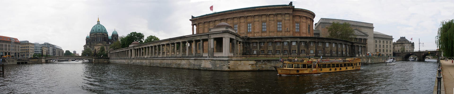 Panorama de l’Île aux Musées à Berlin, colonnades au bord de la Spree
