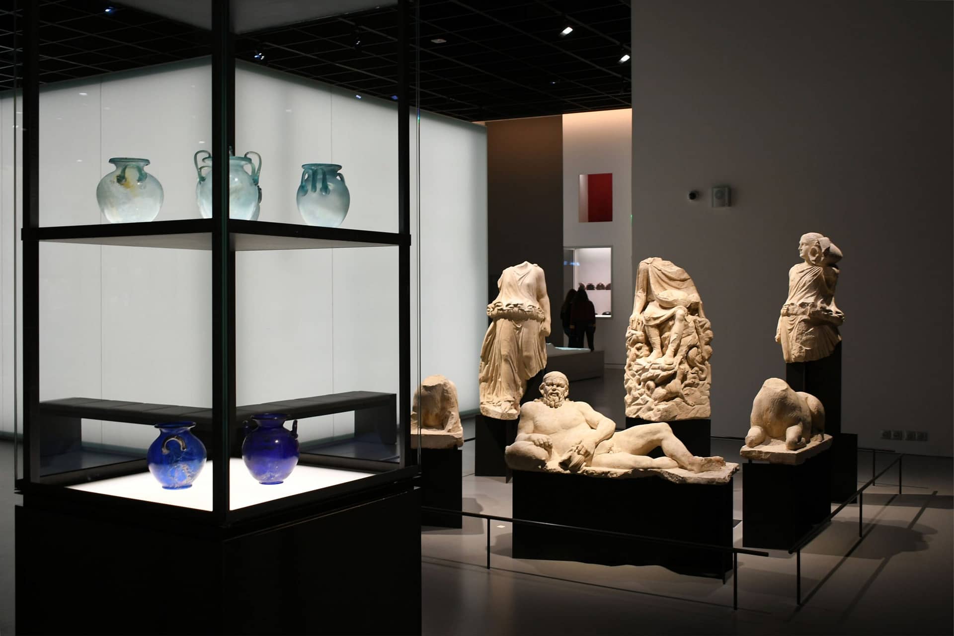 Salle du Musée de la Romanité de Nîmes avec verrières et statues antiques