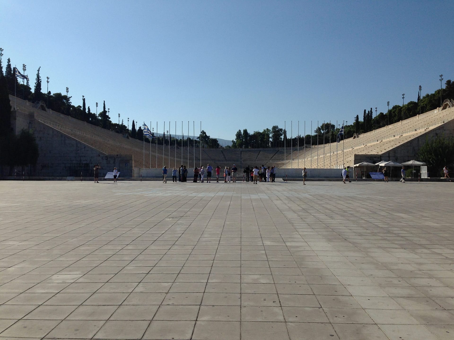 Stade panathénaïque d’Athènes en marbre, piste ovale et gradins, ciel bleu