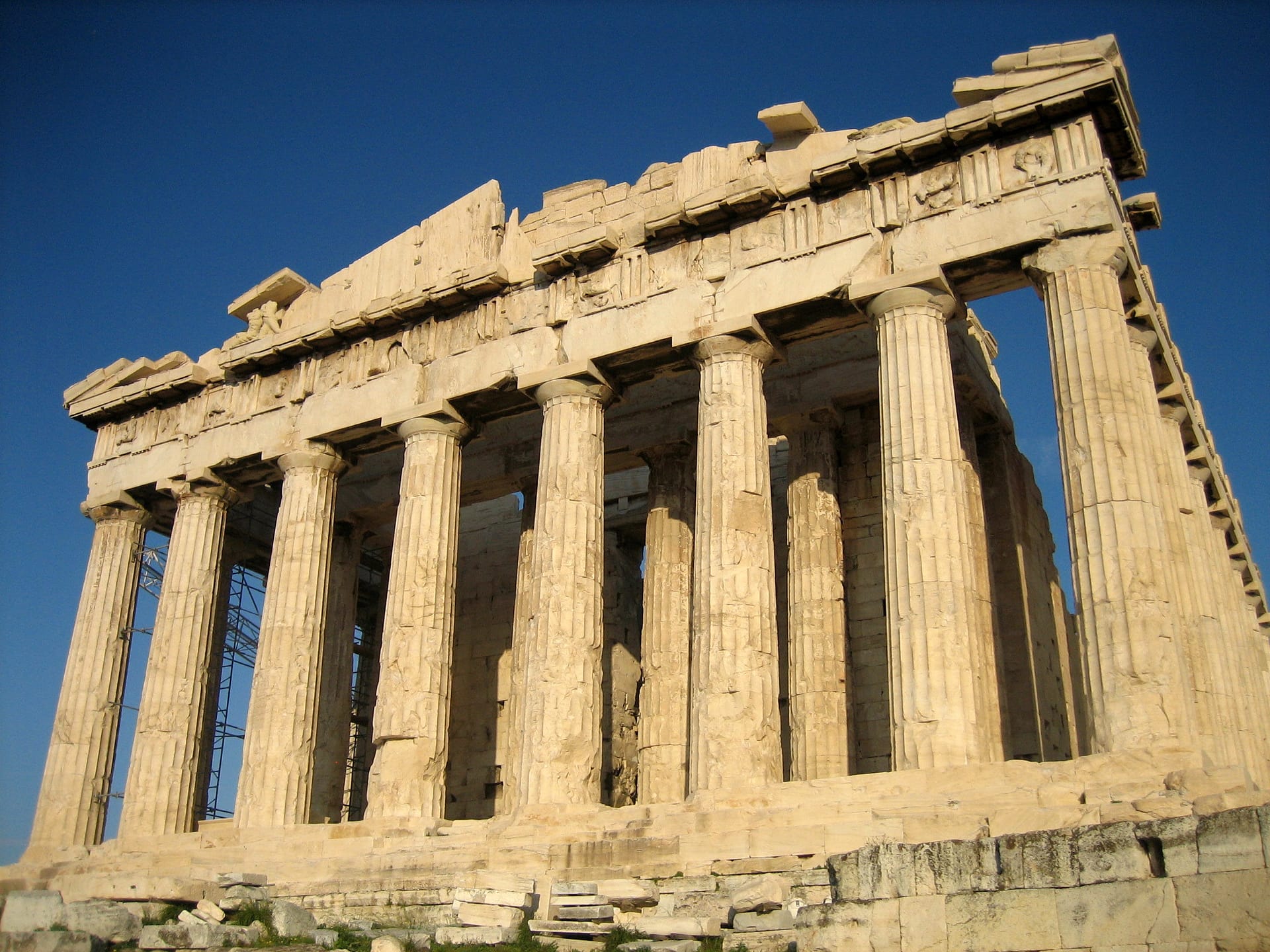 Le Parthénon sur l’Acropole d’Athènes vu depuis l’ouest, colonnes doriques sous ciel bleu
