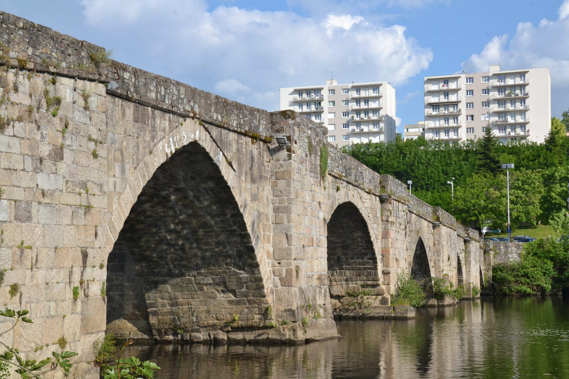 Pont Saint-Martial de Limoges en pierre au-dessus de la Vienne, arches médiévales