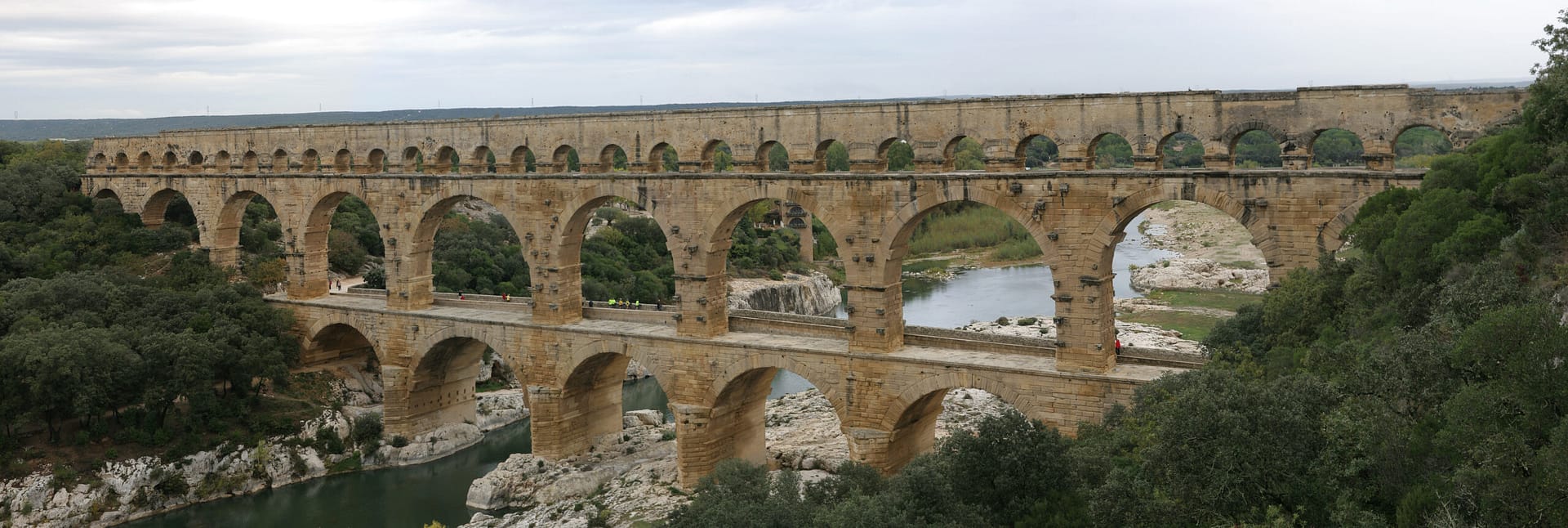 Pont du Gard, aqueduc romain à trois niveaux près de Nîmes