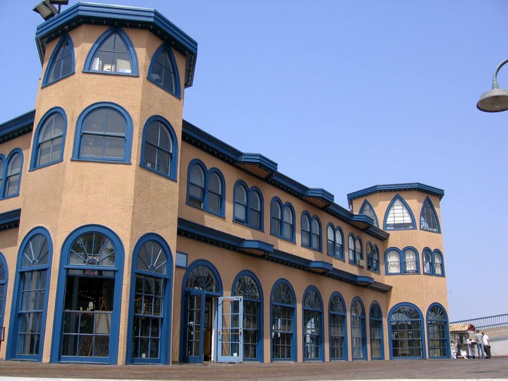 Santa Monica Pier et le bâtiment historique Looff Hippodrome, façade ocre et arcs bleus