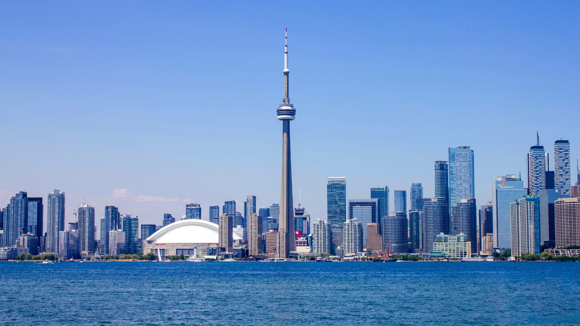 Toronto, exposition hors zone euro de CORUM XL avec skyline et CN Tower