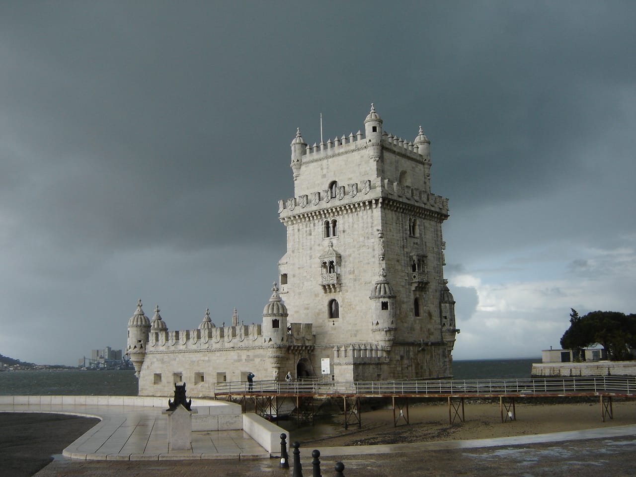 Tour de Belém à Lisbonne, architecture manuéline en bord du Tage, ciel d’orage