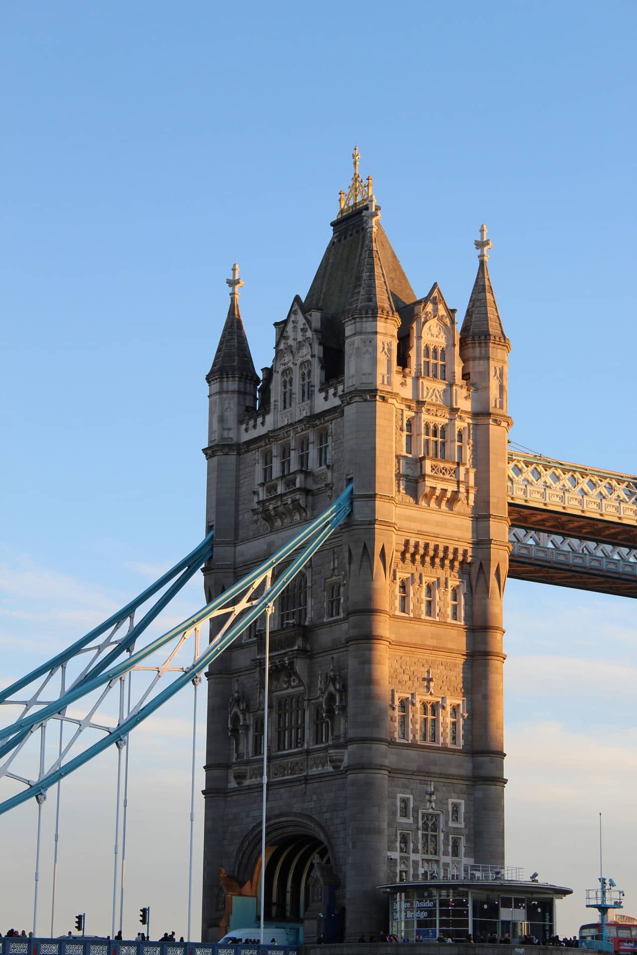 Tour nord du Tower Bridge de Londres au soleil couchant, détails de la structure basculante